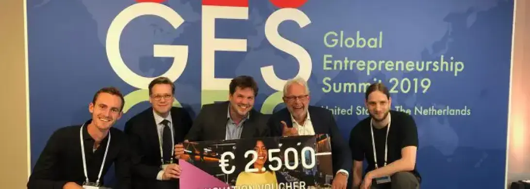 Gaston Schul ontvangt innovatievoucher van Mona Keijzer.